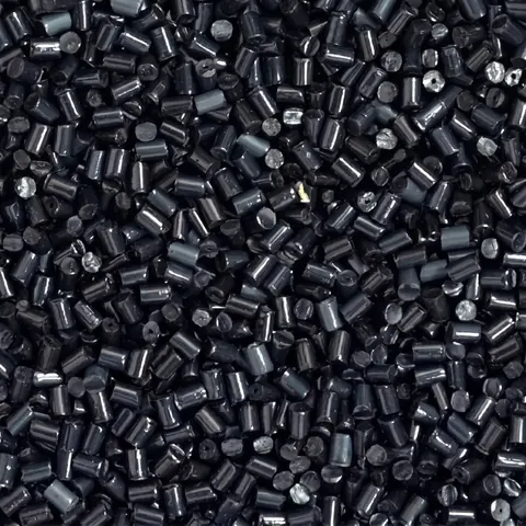 ABS regranulat u crnoj boji, granule krupnim planom