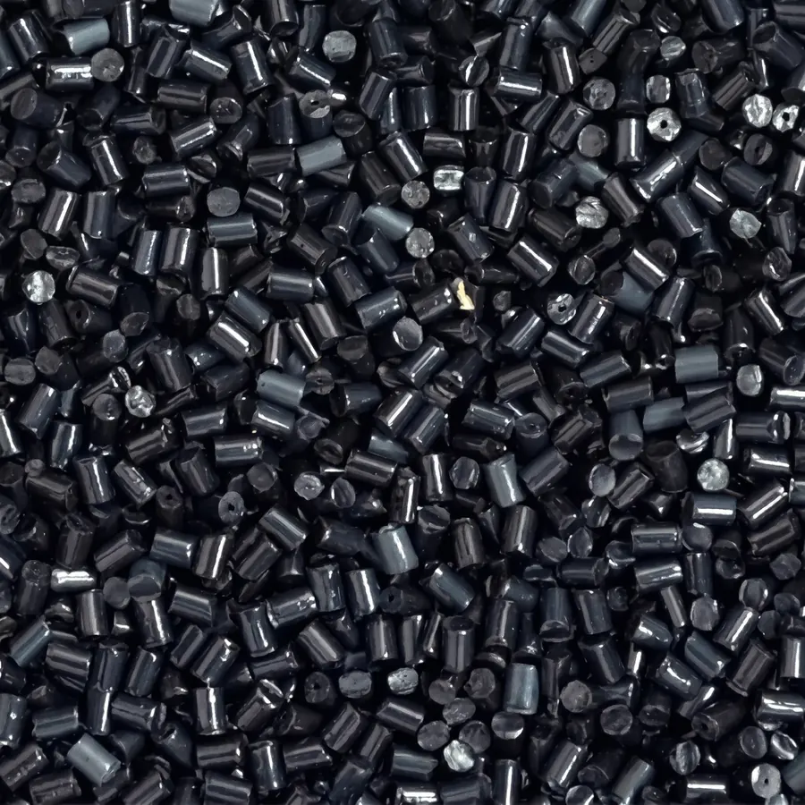 ABS regranulat u crnoj boji, granule krupnim planom