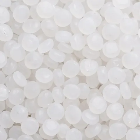 HDPE regranulat u prirodnoj providnoj boji, granule krupnim planom