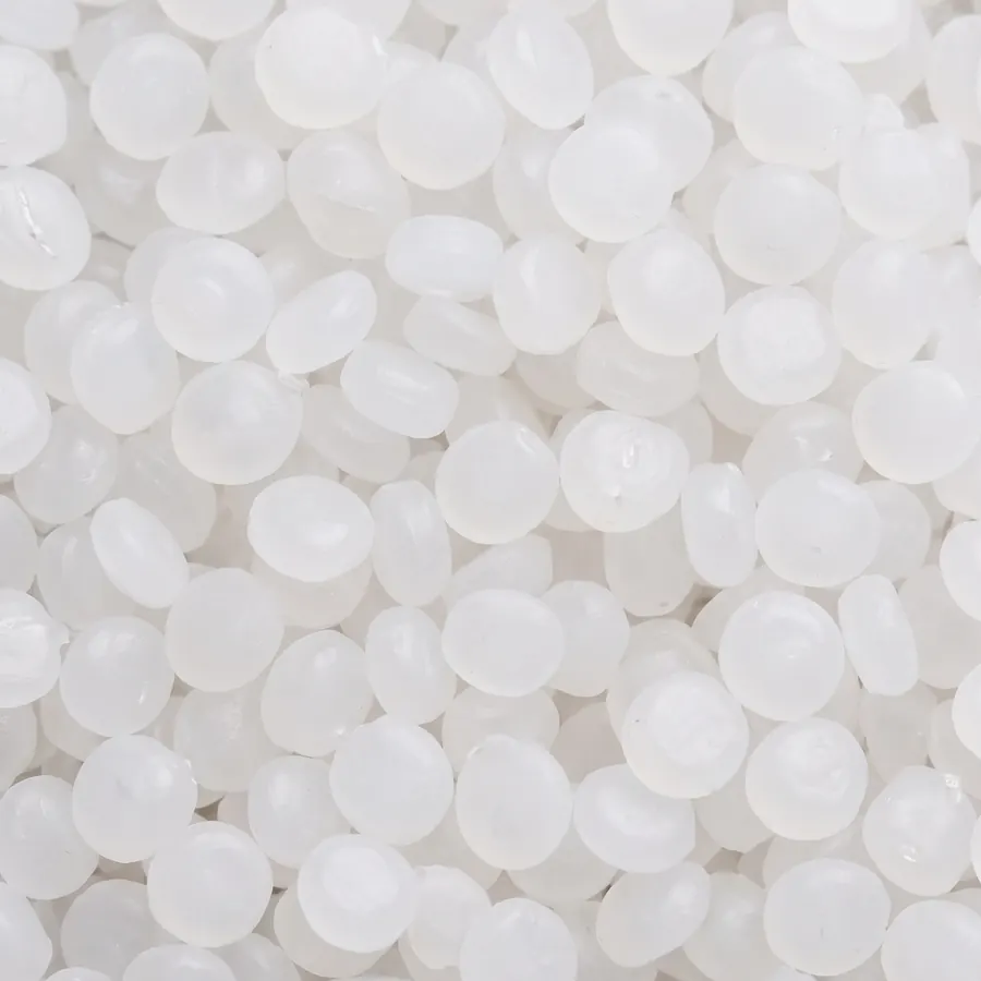 HDPE regranulat u prirodnoj providnoj boji, granule krupnim planom