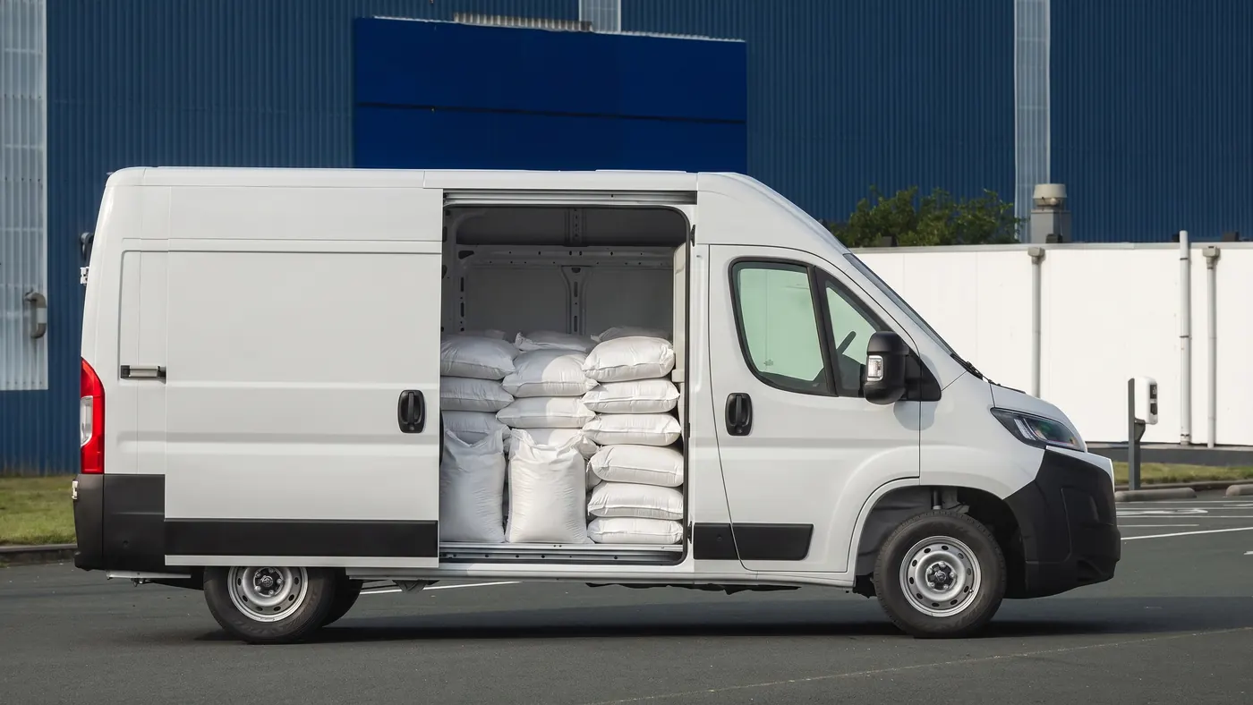 Kombi natovaren džakovima regranulata, spreman za isporuku kupcu